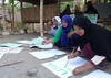 Vrouwen in Lakardowo schilderen protestborden